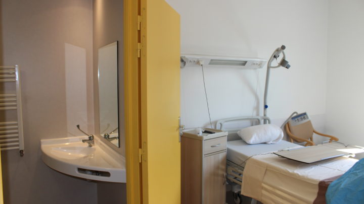 Photgraphie d'une chambre individuelle avec les sanitaires