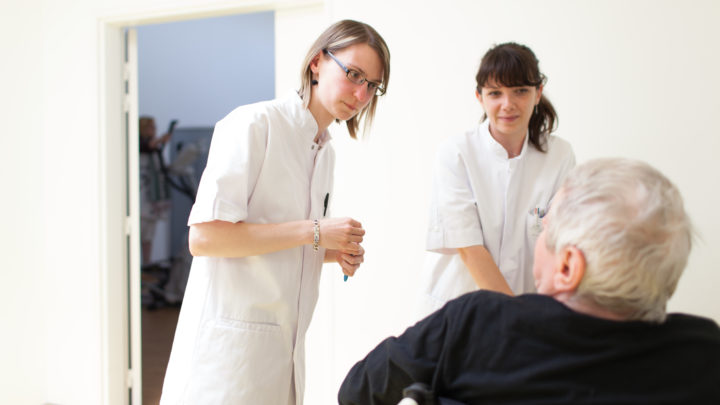 Photographie de deux thérapeutes échangeant avec un patient